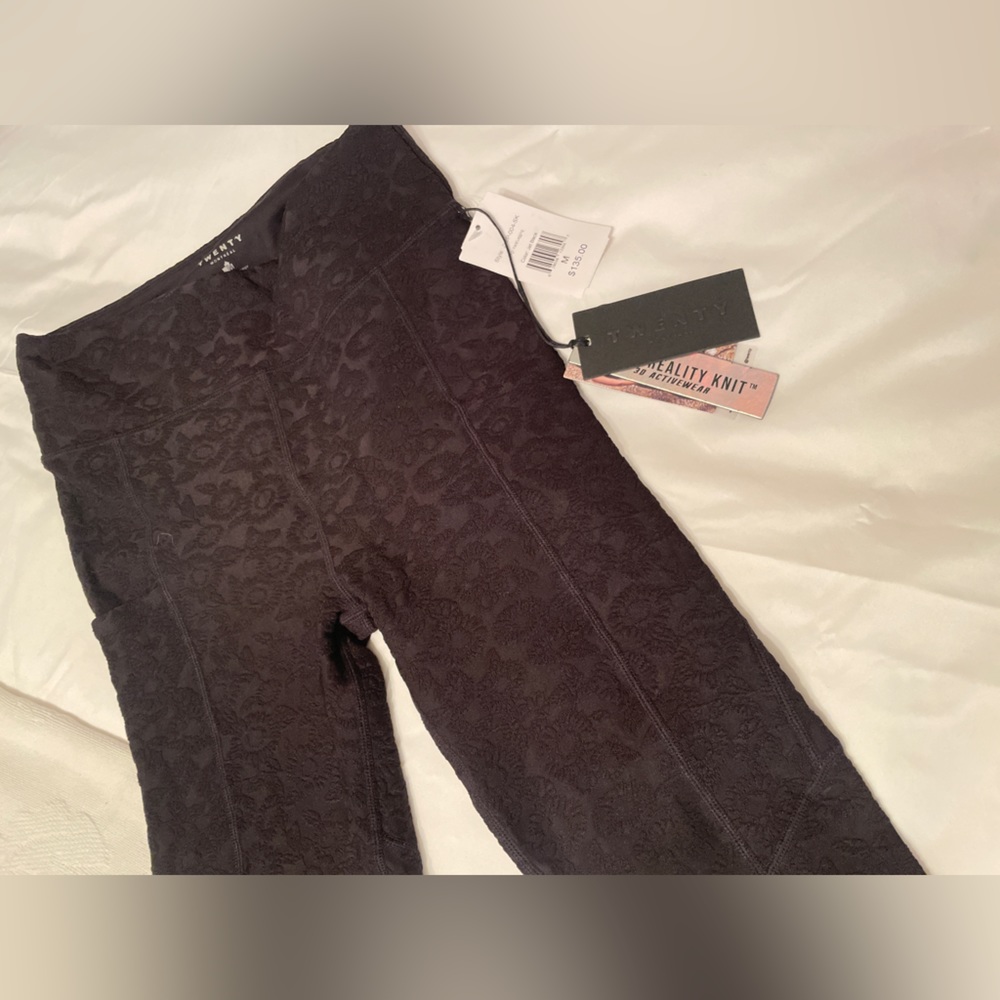 Twenty Montreal Black 3D Swirl Brocade 7/8 Activewear Leggings NWT Size Medium - Picture 9 of 14